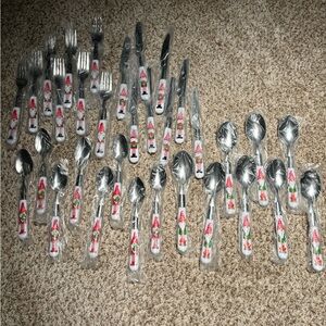 NEW 32 piece Christmas Gnome flatware